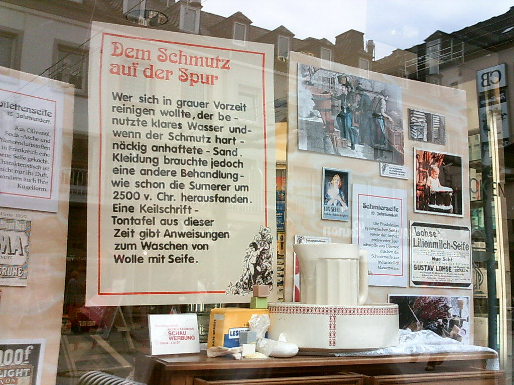 Schaufensterdekoration zur Geschichte der Seife